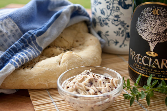 Warmes Fladenbrot mit Olivenbutter