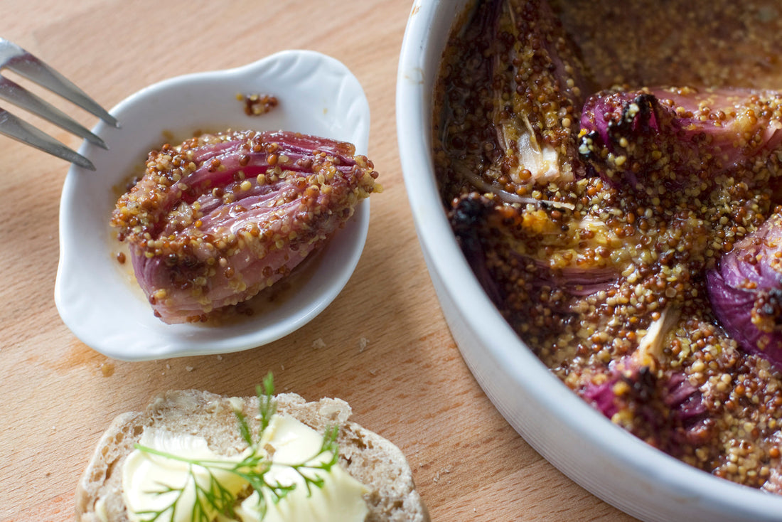 Rote Zwiebeln mit körnigem Senf