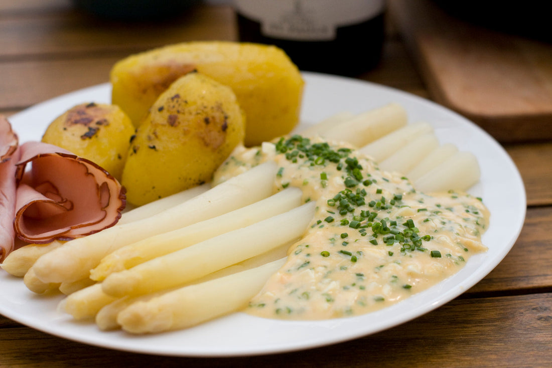 Frischer Spargel mit Kartoffeln und Bozner Sauce