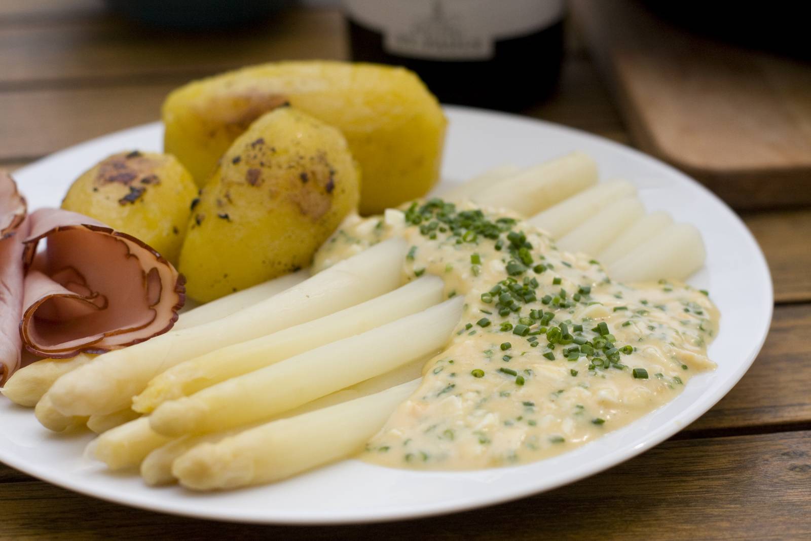 Frischer Spargel mit Kartoffeln und Bozner Sauce | Rezepte ...